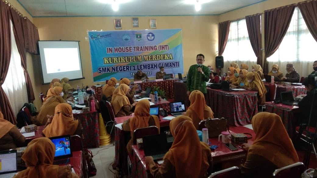 IHT KURIKULUM MERDEKA BELAJAR DI SMKN 1 LEMBAH GUMANTI